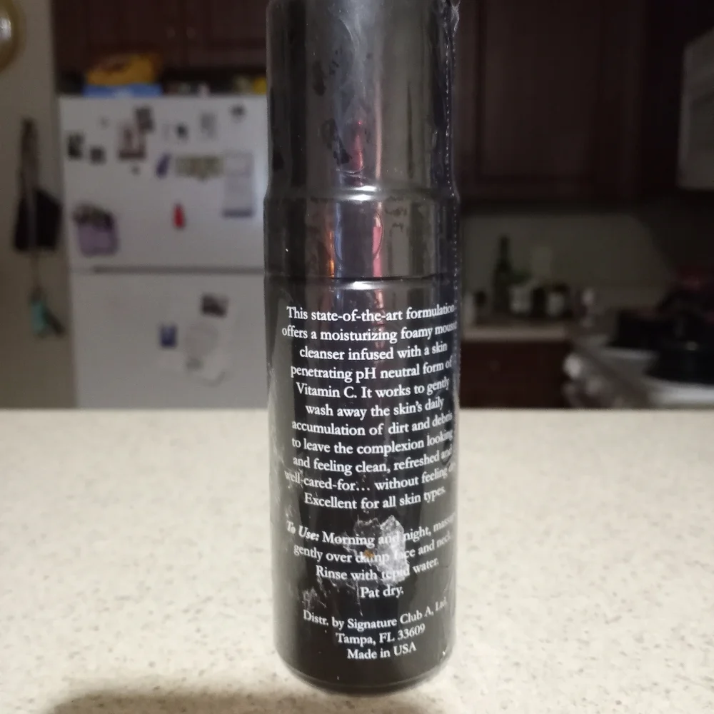 Signature Club A Mega MOISTURIZING Mousse Cleanser 4.5 OZ. - Picture 2 of 2